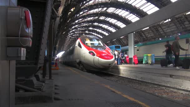 Milan Italie Vers Mai 2018 Personnes Marchant Dans Gare Centrale — Video