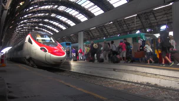 Milan Italie Vers Mai 2018 Personnes Marchant Dans Gare Centrale — Video