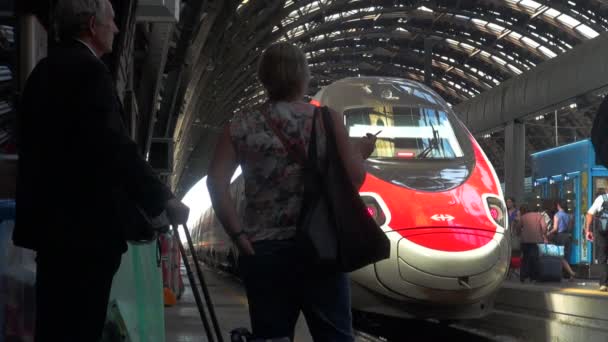 Milão Itália Cerca Maio 2018 Pessoas Caminhando Estação Central Milão — Vídeo de Stock