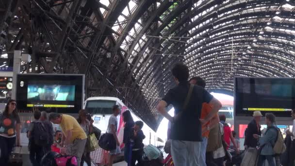 Milan Italie Vers Mai 2018 Personnes Marchant Dans Gare Centrale — Video