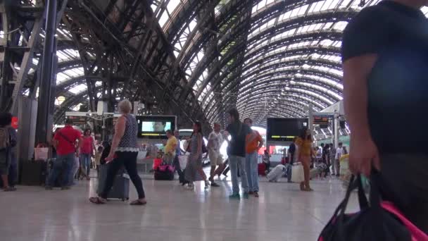 Mailand Italien Mai 2018 Spaziergänger Zentralen Bahnhof Mailand Italien Innenansicht — Stockvideo
