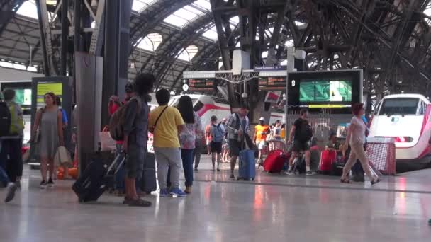 Milan Italie Vers Mai 2018 Personnes Marchant Dans Gare Centrale — Video