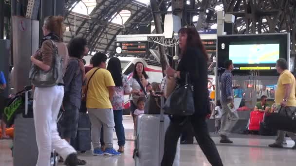 Milan Italie Vers Mai 2018 Personnes Marchant Dans Gare Centrale — Video