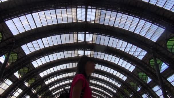 Milan Italie Vers Mai 2018 Personnes Marchant Dans Gare Centrale — Video