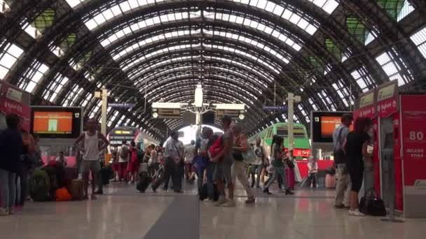 Милан Италия Около Мая 2018 Года Люди Идущие Центральном Вокзале — стоковое видео