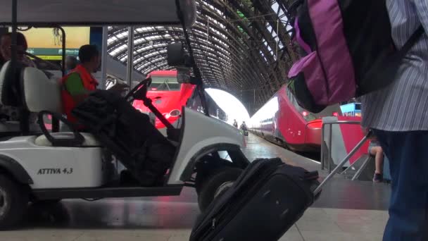 Milano Italien Circa Maj 2018 Människor Som Vandrar Centralstationen Milano — Stockvideo