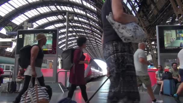 ミラノ イタリア 2018年 月年頃 ミラノ イタリア インテリア ビューで中央駅に歩く人々 毎日約 320 — ストック動画