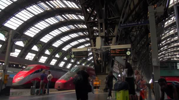 Μιλάνο Ιταλία Circa Μαΐου 2018 Άνθρωποι Πόδια Στο Κεντρικό Σιδηροδρομικό — Αρχείο Βίντεο