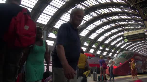 Milão Itália Cerca Maio 2018 Pessoas Caminhando Estação Central Milão — Vídeo de Stock