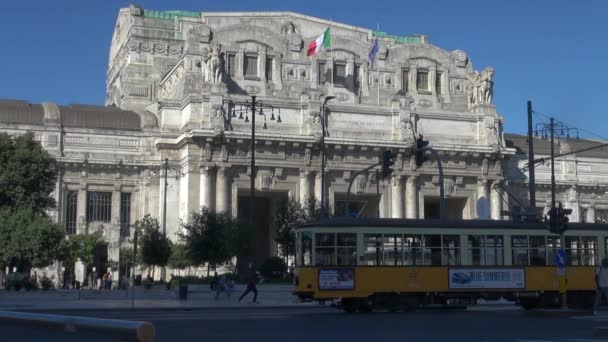 ミラノ イタリア 2018年 月年頃 ミラノ イタリア インテリア ビューで中央駅に歩く人々 毎日約 320 — ストック動画