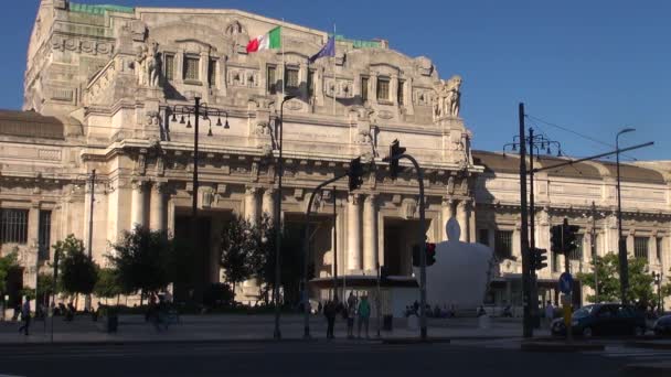 意大利米兰 2018年5月 在意大利米兰中央车站散步的人们 每天约有32万名乘客通过车站 慢动作 — 图库视频影像