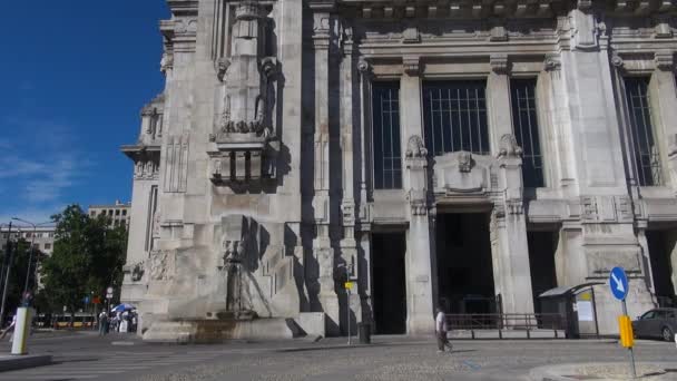 Милан Италия Около Мая 2018 Года Люди Идущие Центральном Вокзале — стоковое видео