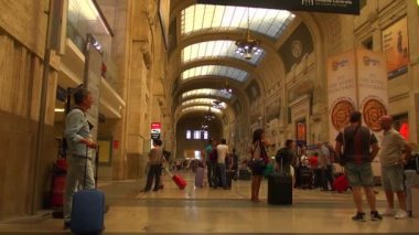 Milan, İtalya - Mayıs 2018 yaklaşık: Milan, İtalya, iç görünümünde Merkez İstasyonu yürüyüş insanlar. Her gün yaklaşık 320.000 yolcular istasyondan, yavaş hareket geçmek.