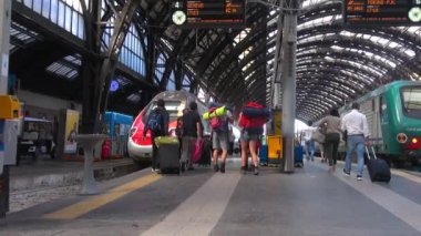 Milan, İtalya - Mayıs 2018 yaklaşık: Milan, İtalya, iç görünümünde Merkez İstasyonu yürüyüş insanlar. Her gün yaklaşık 320.000 yolcular istasyondan, yavaş hareket geçmek.