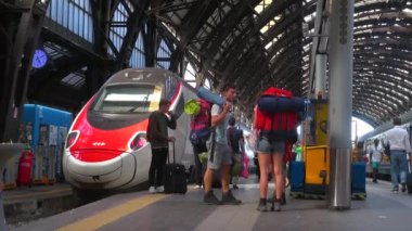Milan, İtalya - Mayıs 2018 yaklaşık: Milan, İtalya, iç görünümünde Merkez İstasyonu yürüyüş insanlar. Her gün yaklaşık 320.000 yolcular istasyondan, yavaş hareket geçmek.