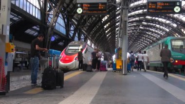 Milan, İtalya - Mayıs 2018 yaklaşık: Milan, İtalya, iç görünümünde Merkez İstasyonu yürüyüş insanlar. Her gün yaklaşık 320.000 yolcular istasyondan, yavaş hareket geçmek.