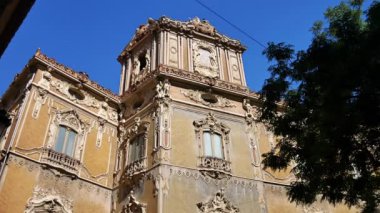 Valencia, İspanya - 2018 yaklaşık: Seramik Ulusal Müzesi ve Dekoratif Sanatlar süslü kaymak gibi taş cephe tarihi Palace Marques de Dos Aguas Ulusal Seramik Müzesi Valencia, İspanya