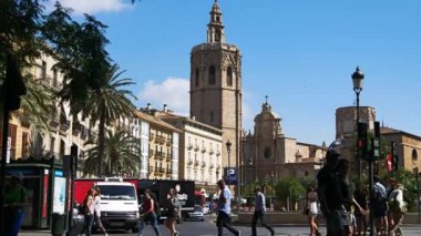 Valencia, İspanya - 2018 yaklaşık: Turia fıskiyede Placa de la eşiğinde ve Valencia şehir merkezi bulunan Valencia Katedrali