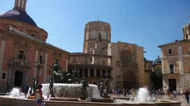 Valencia, İspanya - 2018 yaklaşık: Turia fıskiyede Placa de la eşiğinde ve Valencia şehir merkezi bulunan Valencia Katedrali