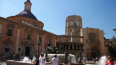 Valencia, İspanya - 2018 yaklaşık: Turia fıskiyede Placa de la eşiğinde ve Valencia şehir merkezi bulunan Valencia Katedrali