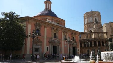 Valencia, İspanya - 2018 yaklaşık: Turia fıskiyede Placa de la eşiğinde ve Valencia şehir merkezi bulunan Valencia Katedrali