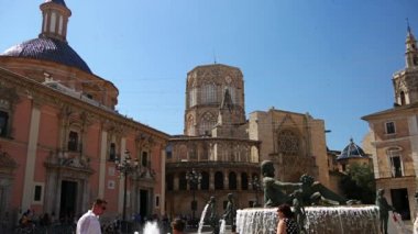 Valencia, İspanya - 2018 yaklaşık: Turia fıskiyede Placa de la eşiğinde ve Valencia şehir merkezi bulunan Valencia Katedrali