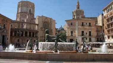 Valencia, İspanya - 2018 yaklaşık: Turia fıskiyede Placa de la eşiğinde ve Valencia şehir merkezi bulunan Valencia Katedrali