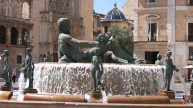 Valencia, İspanya - 2018 yaklaşık: Turia fıskiyede Placa de la eşiğinde ve Valencia şehir merkezi bulunan Valencia Katedrali