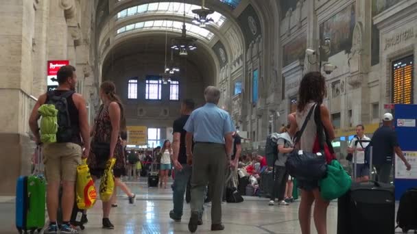 Milan Italie Vers Mai 2018 Personnes Marchant Dans Gare Centrale — Video