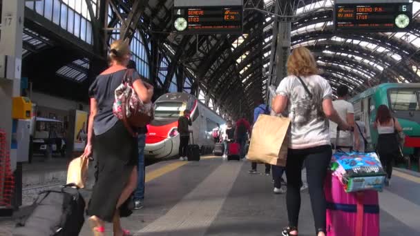 2018 밀라노 이탈리아 밀라노 이탈리아 인테리어 보기에서 역에서 사람들 320000 — 비디오