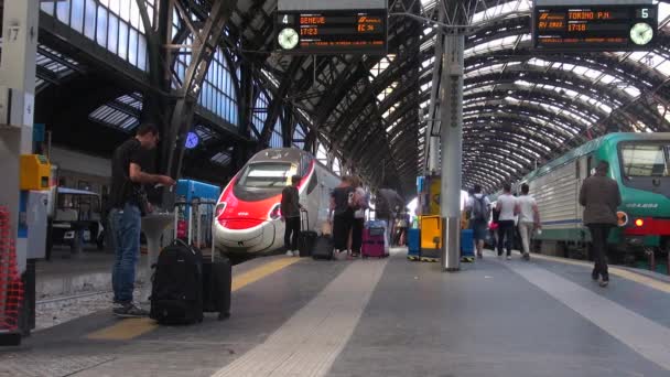 Milano Italien Circa Maj 2018 Människor Som Vandrar Centralstationen Milano — Stockvideo