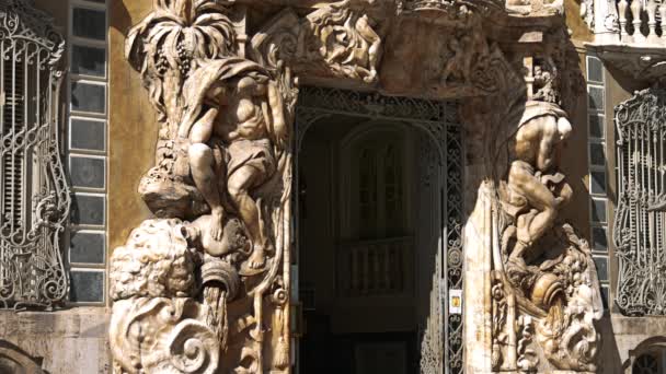 西班牙瓦伦西亚 2018年 西班牙瓦伦西亚马尔克斯 德多斯阿瓜斯国家陶瓷博物馆的华丽的阿拉巴斯特石材立面的景色 — 图库视频影像