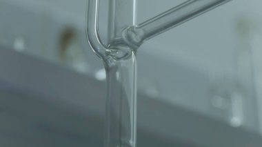 Bir kimya laboratuvarında parlak renkli maddelerin ışık efektleri