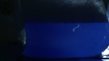 Bir kimya laboratuvarında parlak renkli maddelerin ışık efektleri