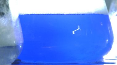 Bir kimya laboratuvarında parlak renkli maddelerin ışık efektleri