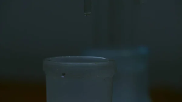 Bir kimya laboratuvarında parlak renkli maddelerin ışık efektleri