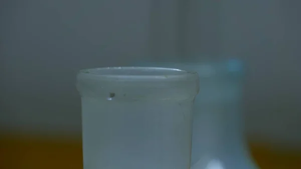 Bir kimya laboratuvarında parlak renkli maddelerin ışık efektleri