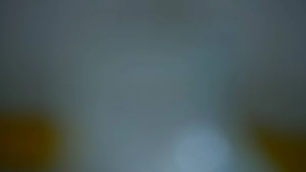 Bir kimya laboratuvarında parlak renkli maddelerin ışık efektleri