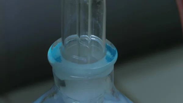 Bir kimya laboratuvarında parlak renkli maddelerin ışık efektleri