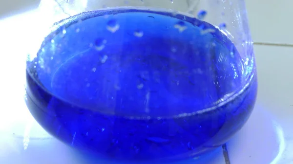 Bir kimya laboratuvarında parlak renkli maddelerin ışık efektleri