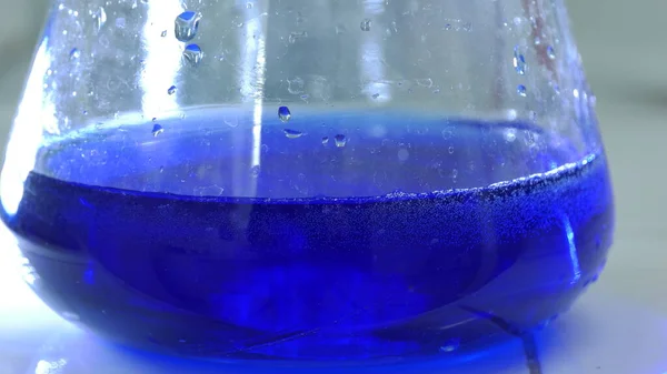 Bir kimya laboratuvarında parlak renkli maddelerin ışık efektleri