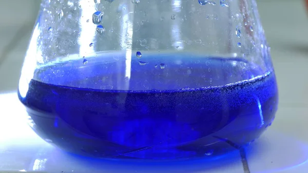 Bir kimya laboratuvarında parlak renkli maddelerin ışık efektleri