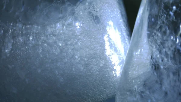 Bir kimya laboratuvarında parlak renkli maddelerin ışık efektleri