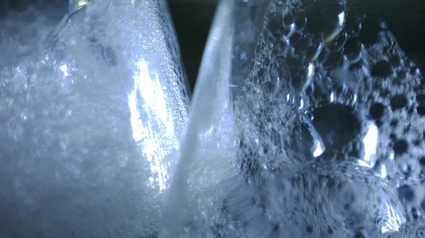 Bir kimya laboratuvarında parlak renkli maddelerin ışık efektleri