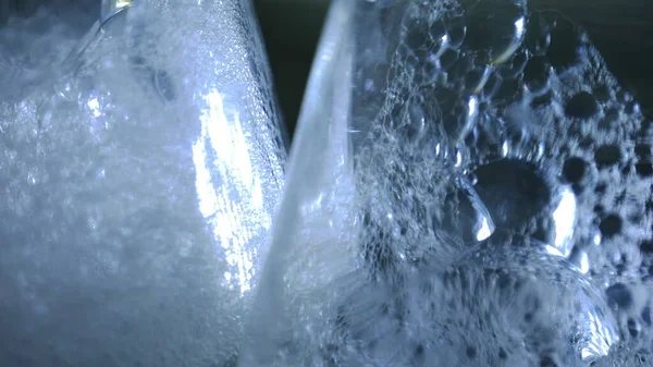 Bir kimya laboratuvarında parlak renkli maddelerin ışık efektleri