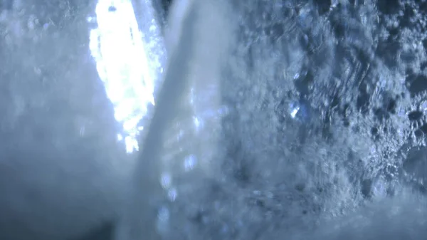 Bir kimya laboratuvarında parlak renkli maddelerin ışık efektleri