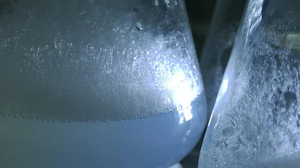 Bir kimya laboratuvarında parlak renkli maddelerin ışık efektleri