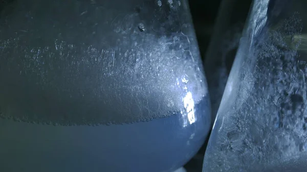 Bir kimya laboratuvarında parlak renkli maddelerin ışık efektleri