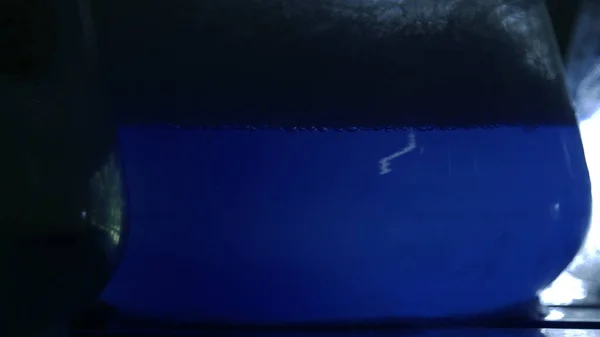 Bir kimya laboratuvarında parlak renkli maddelerin ışık efektleri