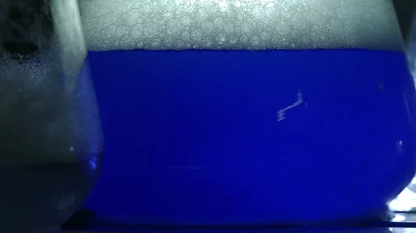 Bir kimya laboratuvarında parlak renkli maddelerin ışık efektleri